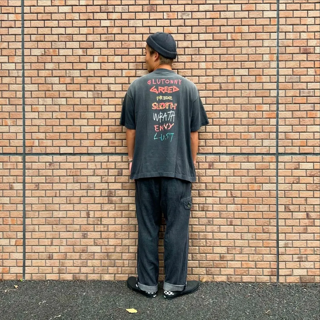 SAINT Mxxxxxx SEVEN DEADLY SS TEE/BLK Phantom SAINT Seven Deadly Sins Printed TEE Washed Black S-XL Look for cylindrical fabrics with no side seams. Don’t buy open width fabrics anymore. It’s boring. Assute garments are dyed. The whole piece is sprayed with Ma Liu. Then spray the heavy parts to fade. The collar and cuffs are frayed. Many hangings are frayed. Accessories are complete. Customized original consistent main mark/wash mark/little angel anti-counterfeiting mark.